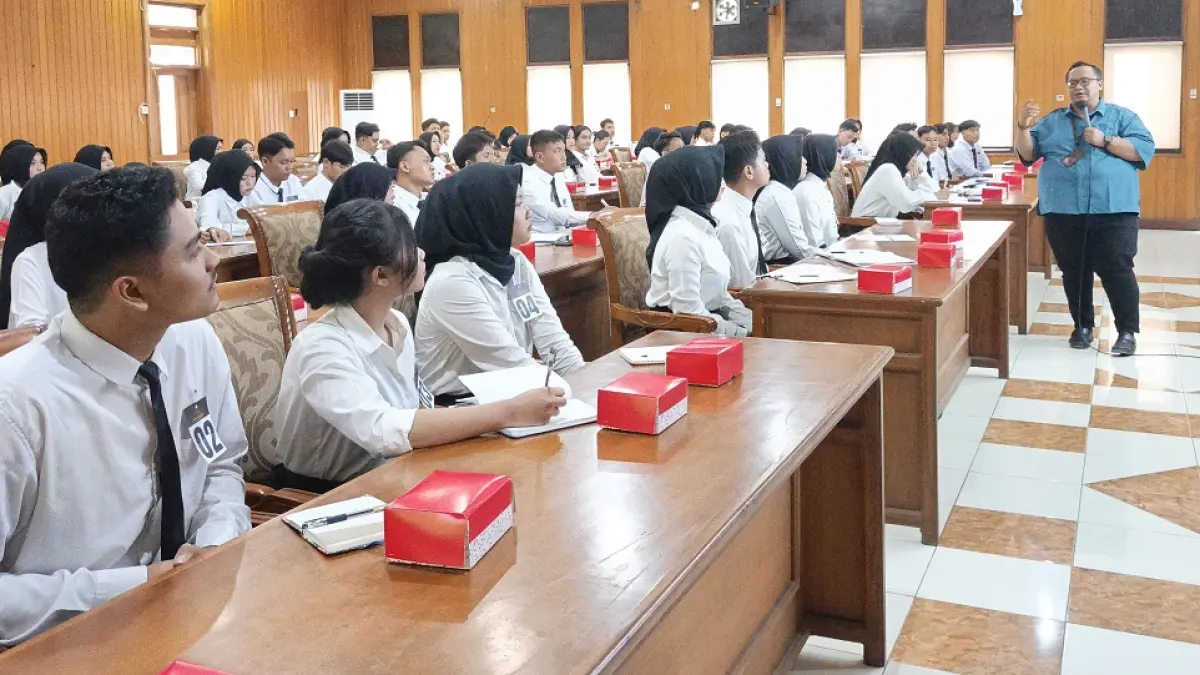 Ketua Forum Daya Tarik Wisata (DTW) Kabupaten Magelang&nbsp;Edward Alfian saat memberikan pembekalan kepada para peserta seleksi Mas dan Mbak Duta Wisata Kabupaten Magelang, Senin (8/6/2026). (ROFIK SYARIF/ JAWAPOS RADAR MAGELANG)