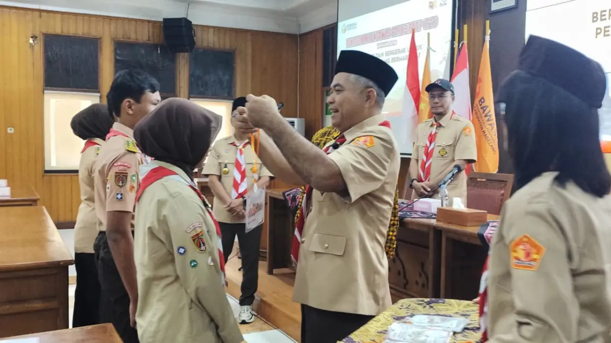 Ketua Bawaslu Kabupaten Magelang Muhammad Habib Saleh mengalungkan tanda peserta kegiatan Pendidikan Pengawas Partisipatif (P2P) 2026.