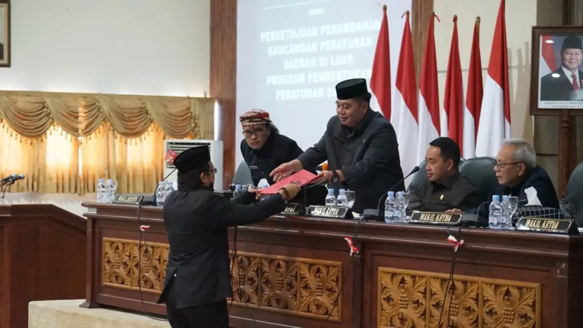 Ketua DPRD Temanggung Yunianto menerima dokumen dari anggota dalam rapat paripurna yang menyetujui dua raperda baru, Selasa (9/6/2026). (Istimewa)