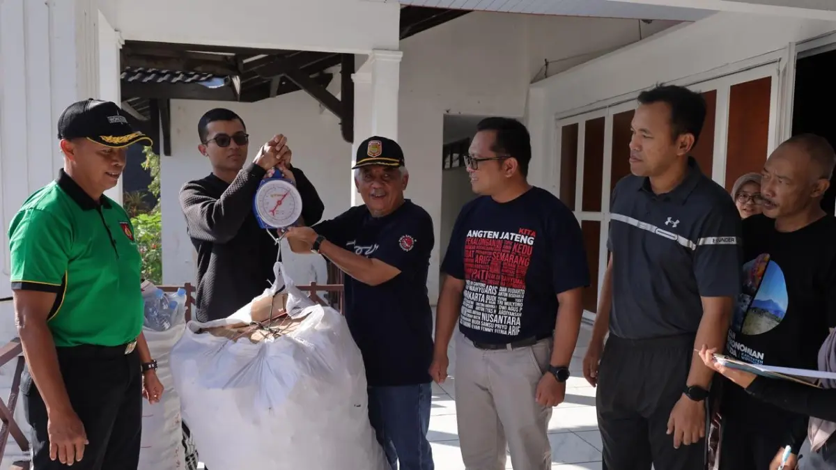 Sekda Wonosobo One Andang Wardoyo menimbang sampah yang dapat didaur ulang. (Humas Kab Wonosobo for Jawa Pos Radar Magelang)