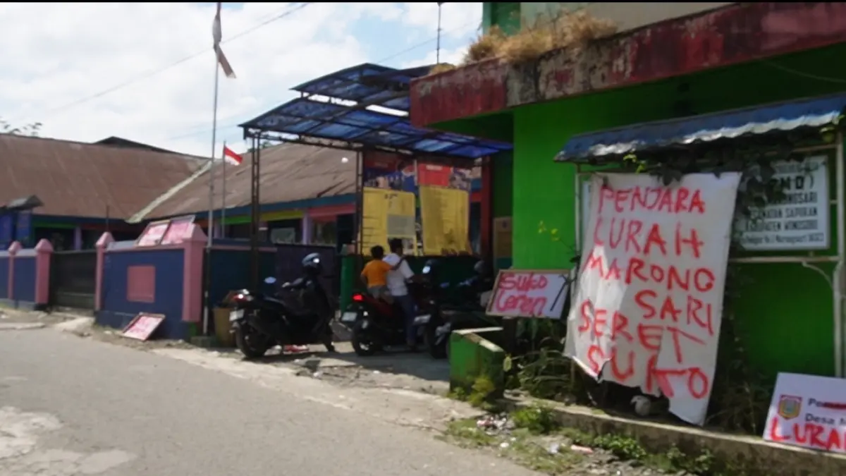 Tulisan bernada protes yang dipasang warga di depan Balai Desa Marongsari, Kecamatan Sapuran, Wonosobo. (Istimewa)