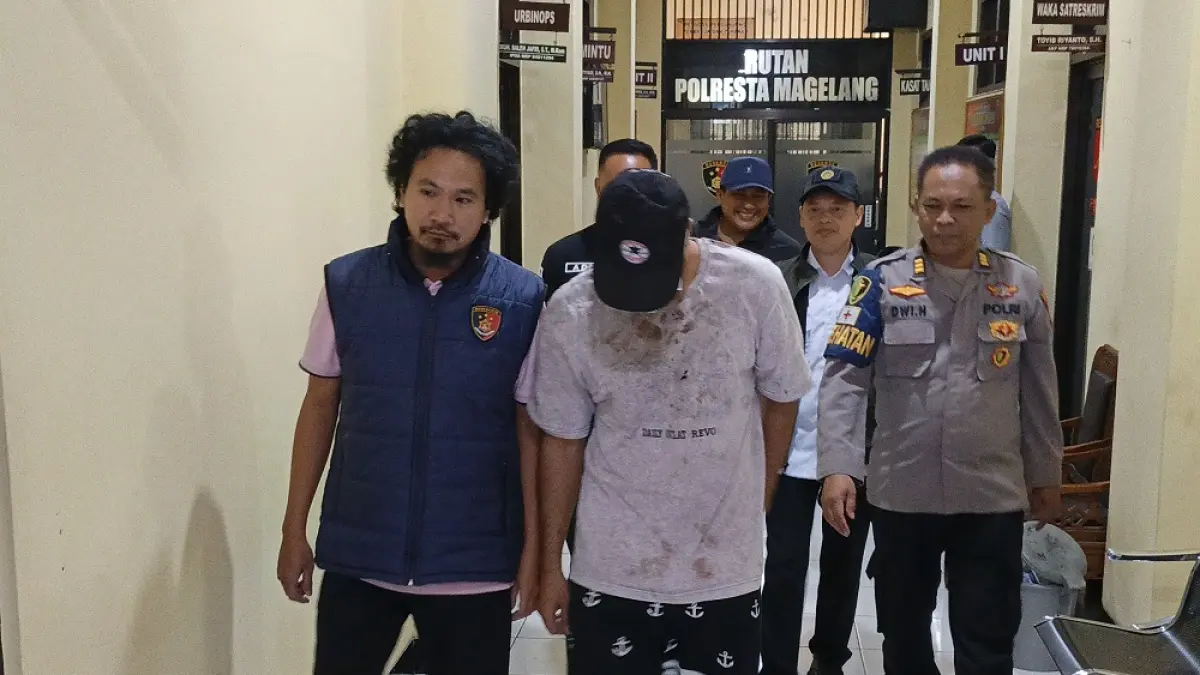 WNA asal Iran NNA saat diamankan petugas setelah dua temannya melakukan aksi pencurian uang di Pasar Muntilan, Senin (8/6/2026). (ROFIK SYARIF/ JAWA POS RADAR MAGELANG)