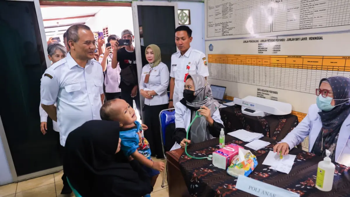 Gubernur Ahmad Luthfi ketika meninjau program dokter spesialis keliling. (Istimewa)