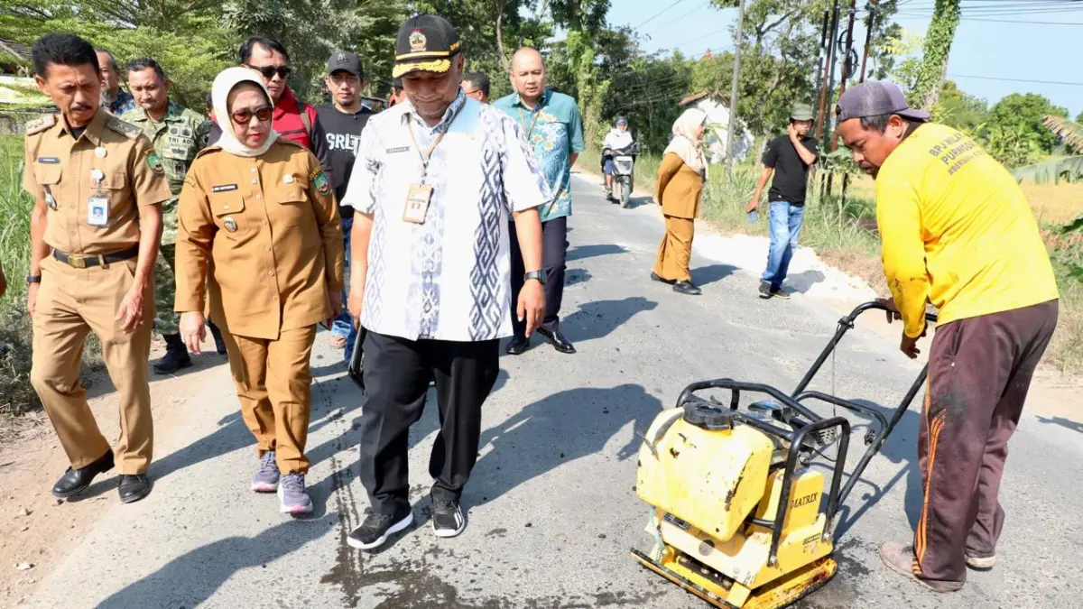 Kepala Dinas Pekerjaan Umum dan Penataan Ruang (PUPR) Jawa Tengah, Henggar Budi Anggoro, saat meninjau ruas jalan Singget-Djoplang-Cepu, Selasa (9/6/2026). (Istimewa)
