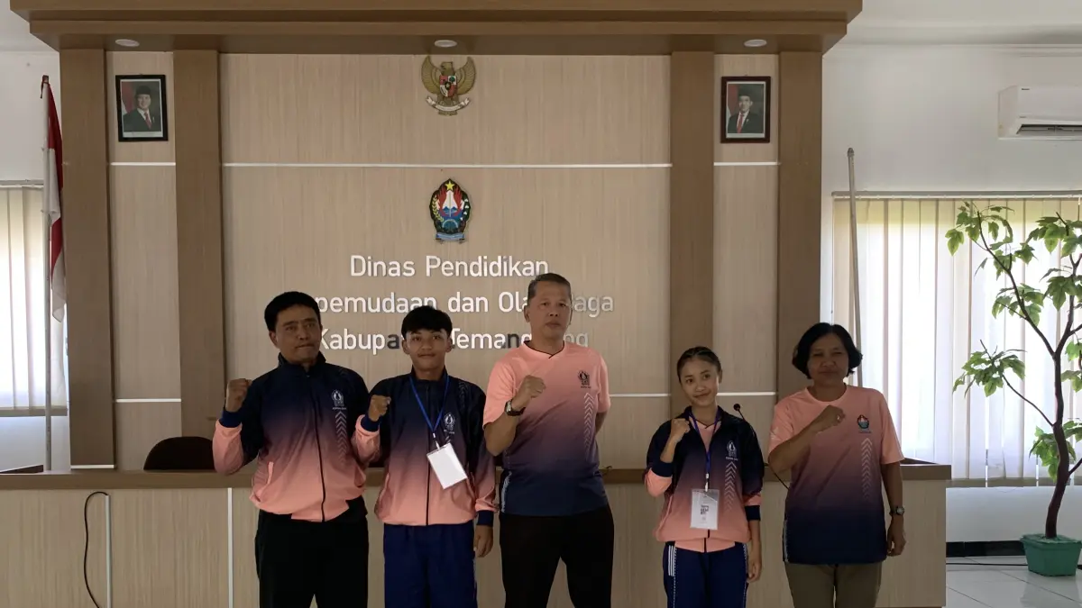 Kepala Dindikpora Temanggung Djoko Prasetyono melepas para atlet yang siap berlaga ke ajang Pra Popda. (Devi Khofifatur Rizqi/Jawa Pos Radar Magelang)