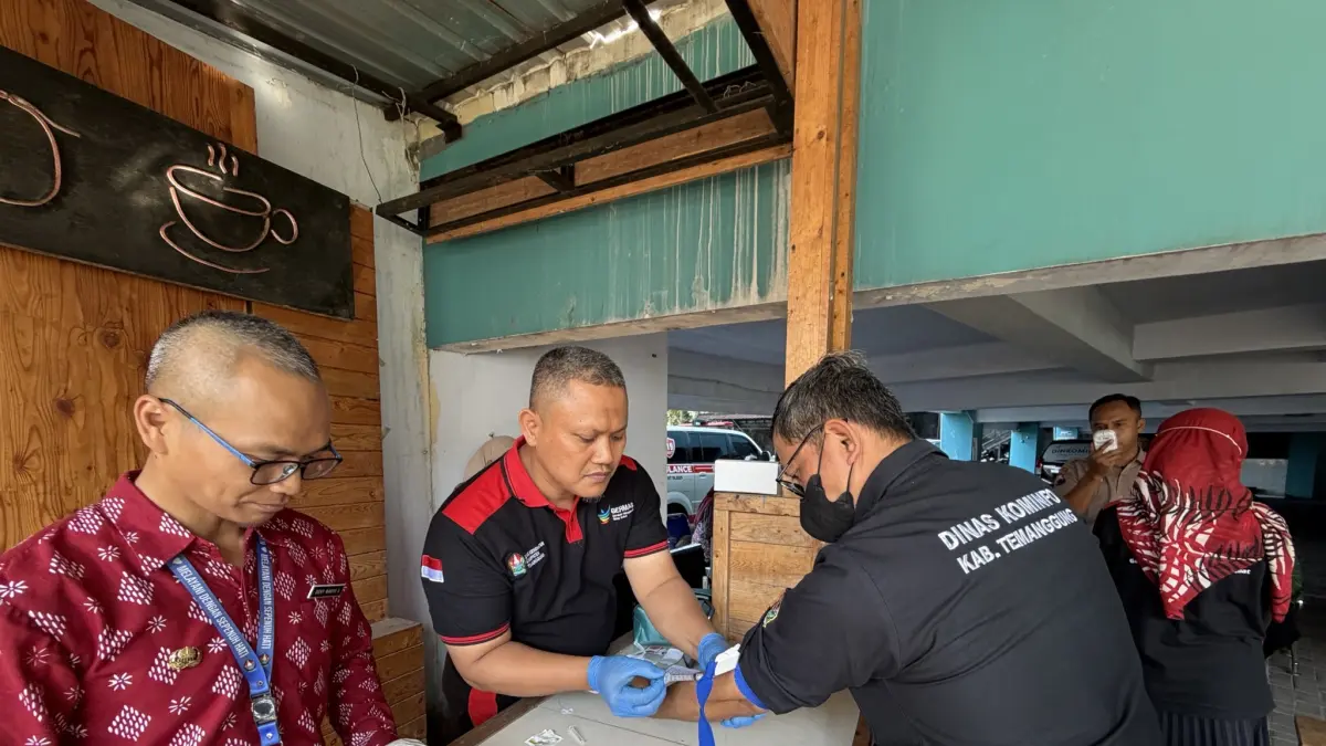 Pemeriksaan cek kesehatan gratis yang dilaksanakan Kominfo Temanggung belerja sama dengan Dinkes, Rabu (9/6/2026). (Devi Khofifatur Rizqi/Jawa Pos Radar Magelang)