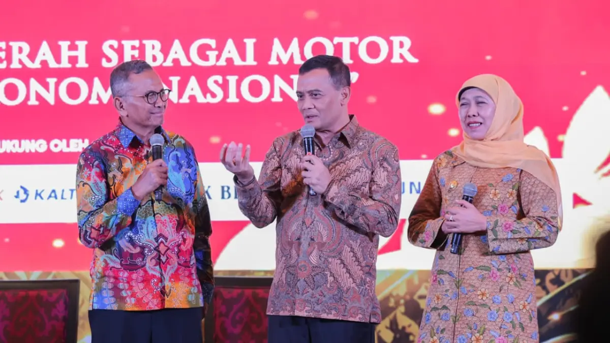 Gubernur Jawa Tengah, Ahmad Luthfi (tengah) berbincang dengan Dahlan Iskan dan Gubernur Jatim Khofifah Indar Parawansa usai menerima penghargaan Top Regional Leader 2026 karena berhasil menjadi penggerak UMKM dan ekonomi kreatif di Jakarta, Kamis (11/6/2026). 