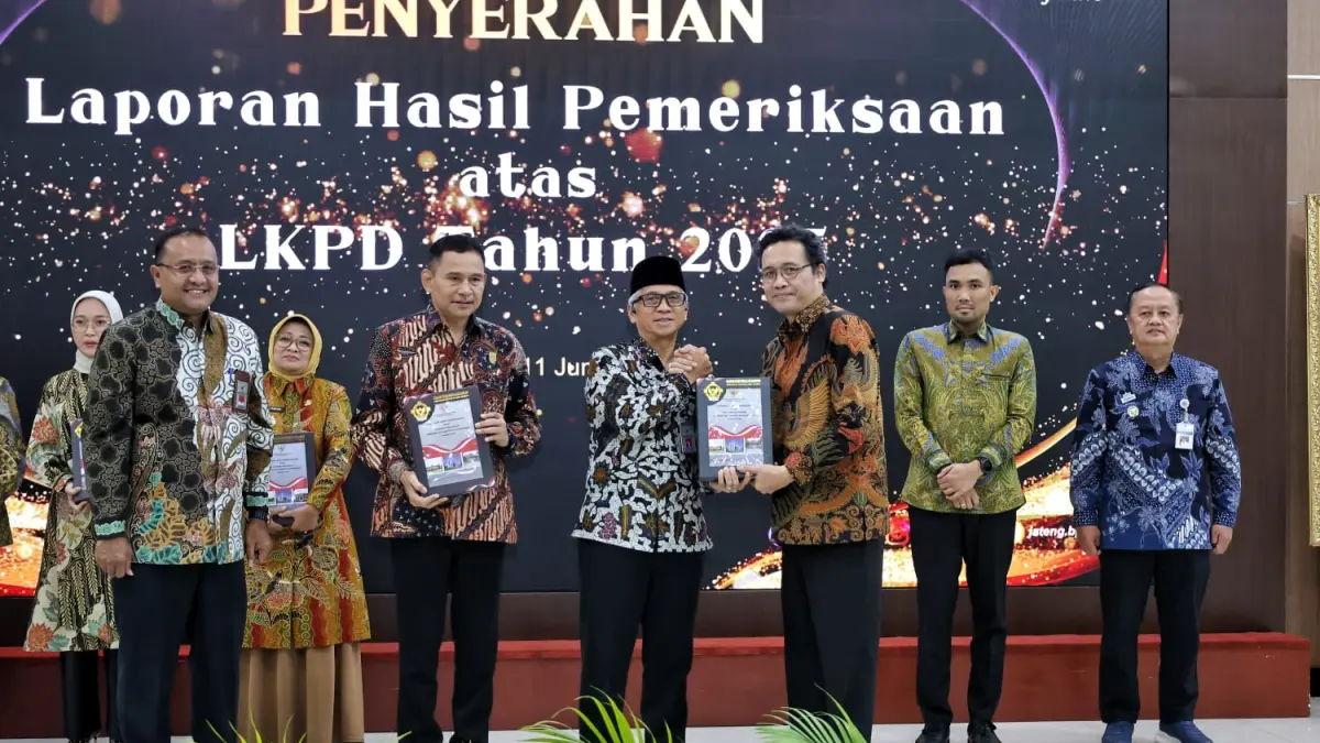 Bupati Magelang Grengseng Pamuji didampingi Ketua DPRD Kabupaten Magelang Sakir menerima penghargaan opini WTP dari Kepala BPK RI perwakilan provinsi Jawa Tengah, Ahmad Luthfi H. Rahmatullah.