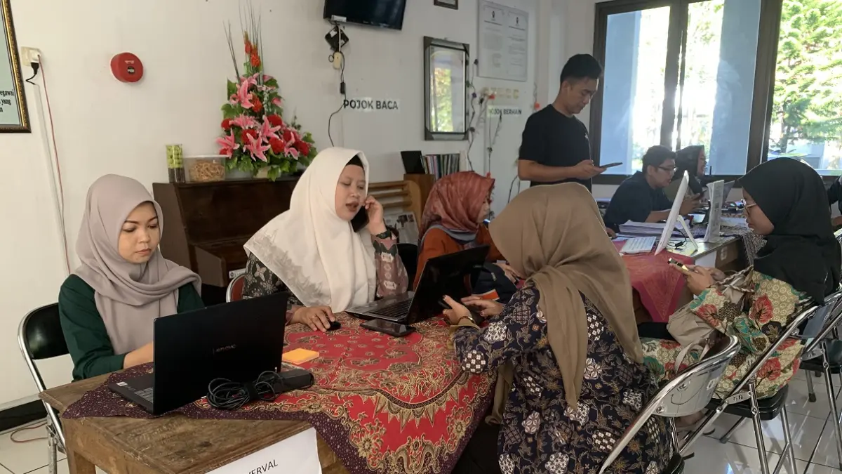 Hari terakhir SPMB jenjang SD kanal helpdesk di Dindikpora Temanggung masih dipadati orang tua siswa, Jumat (12/6/2026). (Devi Khofifatur Rizqi/Jawa Pos Radar Magelang).