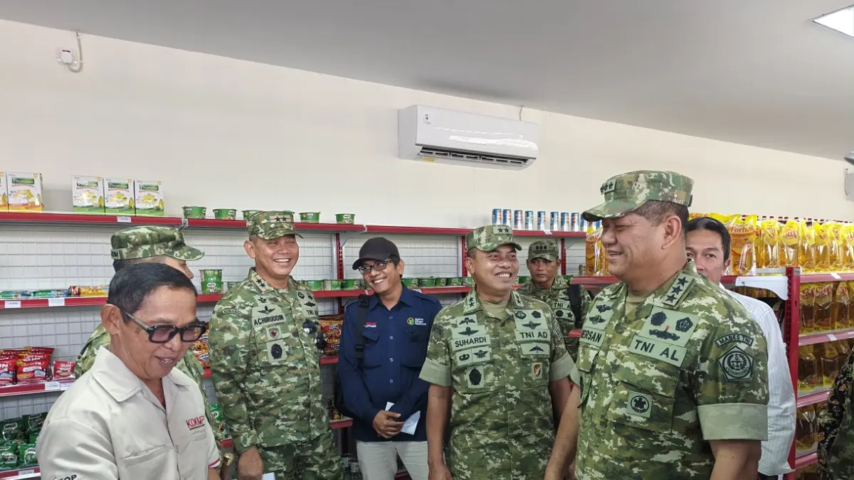 Irjen TNI Laksamana Madya Hersan meninjau Koperasi Kelurahan Merah Putih di Wates, Kota Magelang, Kamis (11/6/2026). (Rofik Syarif GP/Jawa Pos Radar Magelang)