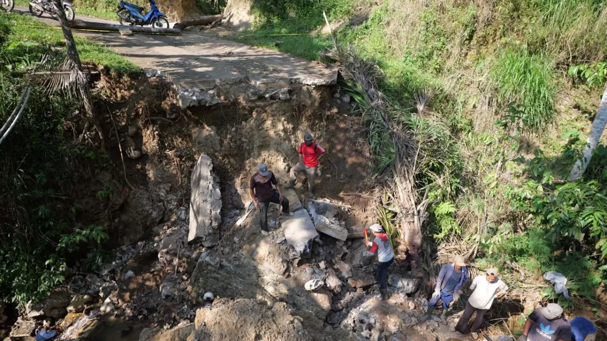 Jembatan bailey bantuan dari BNPB yang dibangun di Dusun Banjaran, Desa Plosogaden, Kecamatan Candiroto membantu warga. (Dok Pemkab Temanggung for Jawa Pos Radar Magelang)