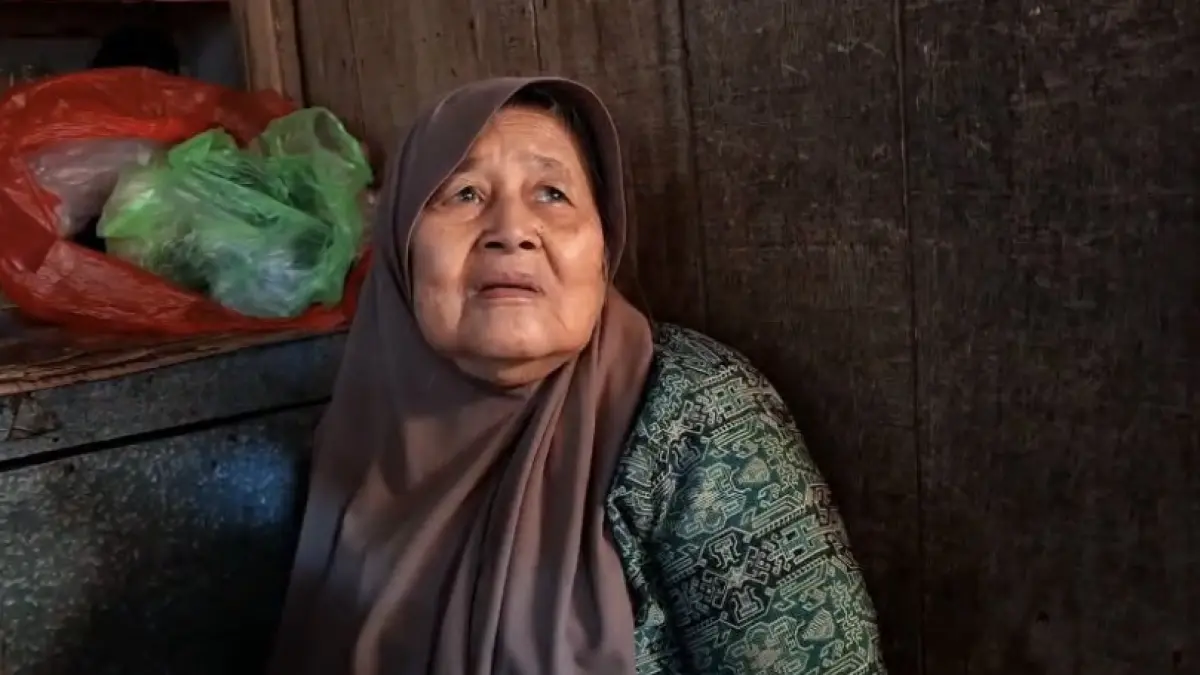 Mbah Harjo, seorang nenek yang menjadi korban pencurian di lapaknya di Pasar Kranggan, Jumat (12/6/2026). (Devi Khofifatur Rizqi/Jawa Pos Radar Magelang)