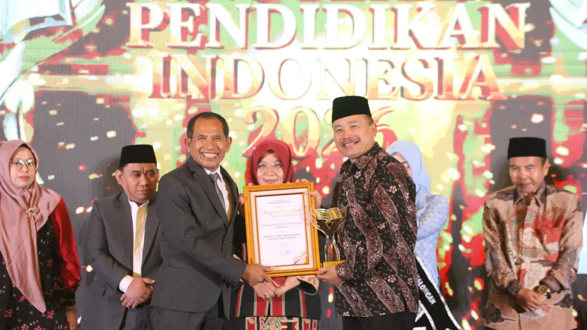 Rektor UNSIQ Dr. H. Zaenal Sukawi, M.A menerima penghargaan Anugerah Pendidikan Indonesia dari Direktur Jawa Pos Radar Semarang, Baehaqi di Hotel Quest Simpanglima Semarang, Jumat (22/5/2026). (Nur Chamim/Jawa Pos Radar Semarang)