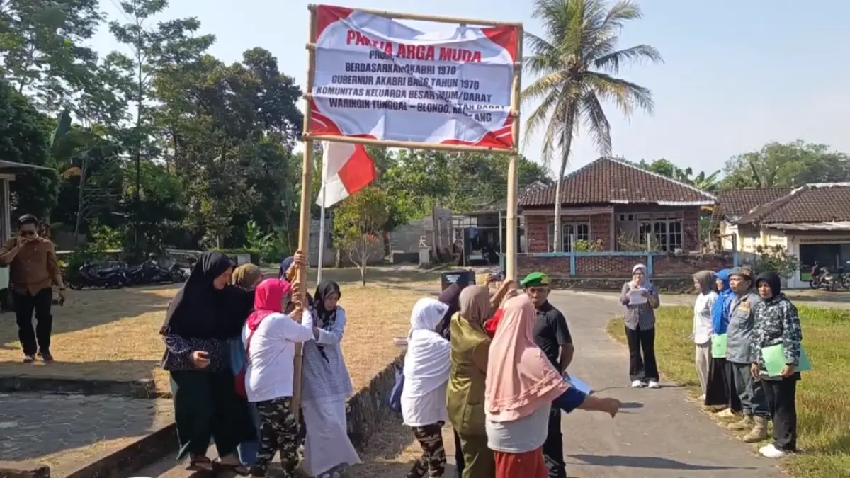 Warga memasang plang berisi penolakan atas klaim sepihak dari PT KAI atas tanah di Dusun Waringin Tunggal, Desa Blondo, Kecamatan Mungkid, Kabupaten Magelang. (Rofik Syarif GP/Jawa Pos Radar Magelang)