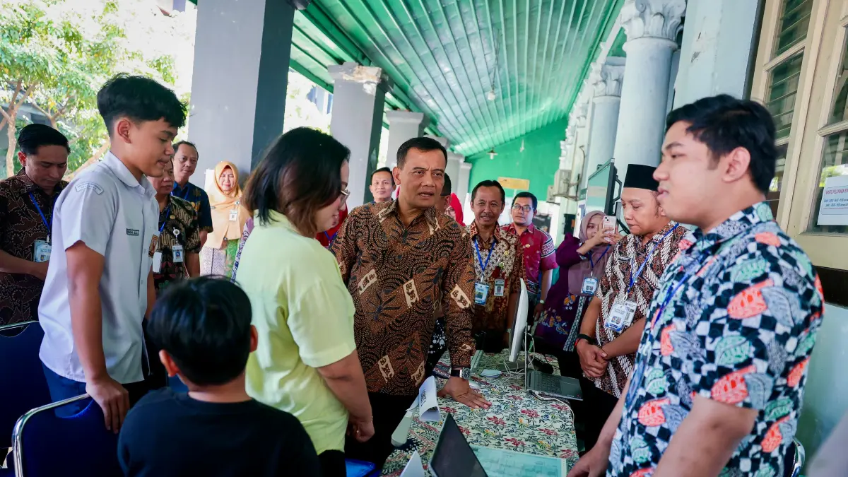 Gubernur Ahmad Luthfi meninjau Posko Sistem Penerimaan Murid Baru (SPMB) di SMAN 3 Semarang, Sabtu pagi (13/6/2026). (Istimewa)