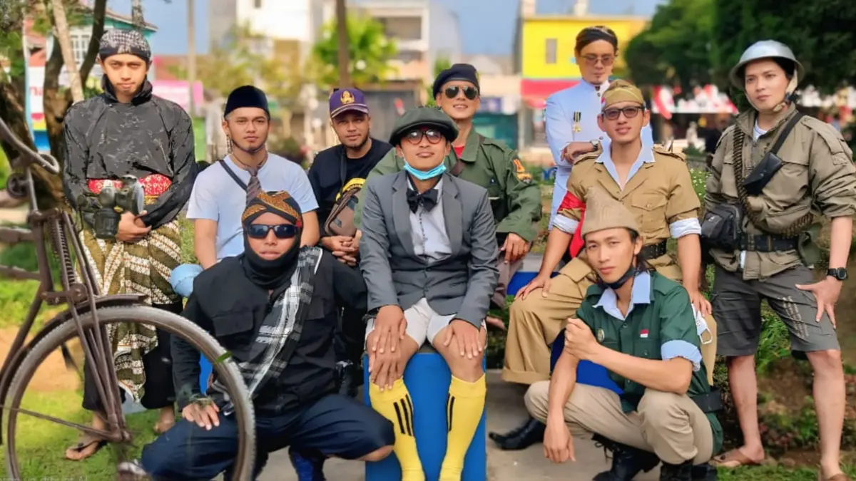 Menyemarakkan Hari Pahlawan 10 November, Kosti Wonosobo berkostum pejuang.
