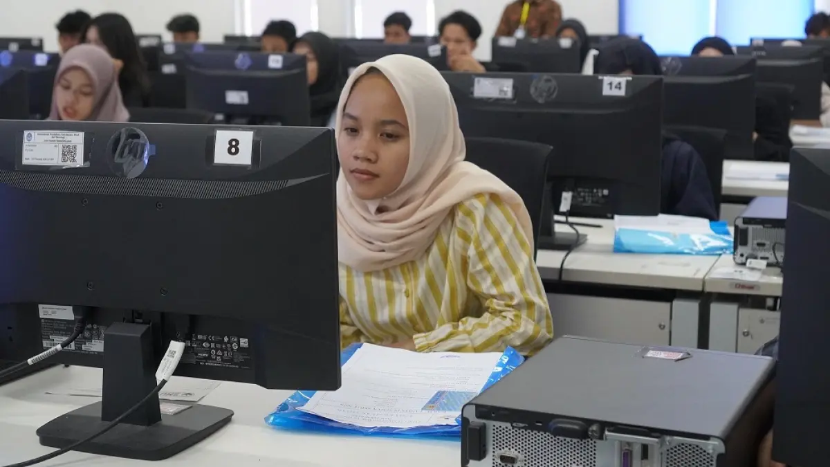Calon mahasiswa baru mengikuti tes SMUT di kampus Untidar Magelang. (ROFIK SYARIF/ JAWA POS RADAR MAGELANG)