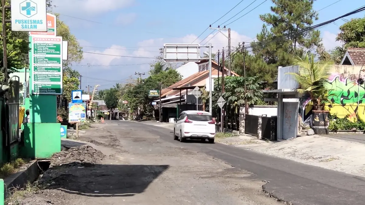 Jalan di depan Puskesmas Salam tampak rusak parah, Senin (8/6/2026) lalu. (ROFIK SYARIF/ JAWAPOS RADAR MAGELANG)