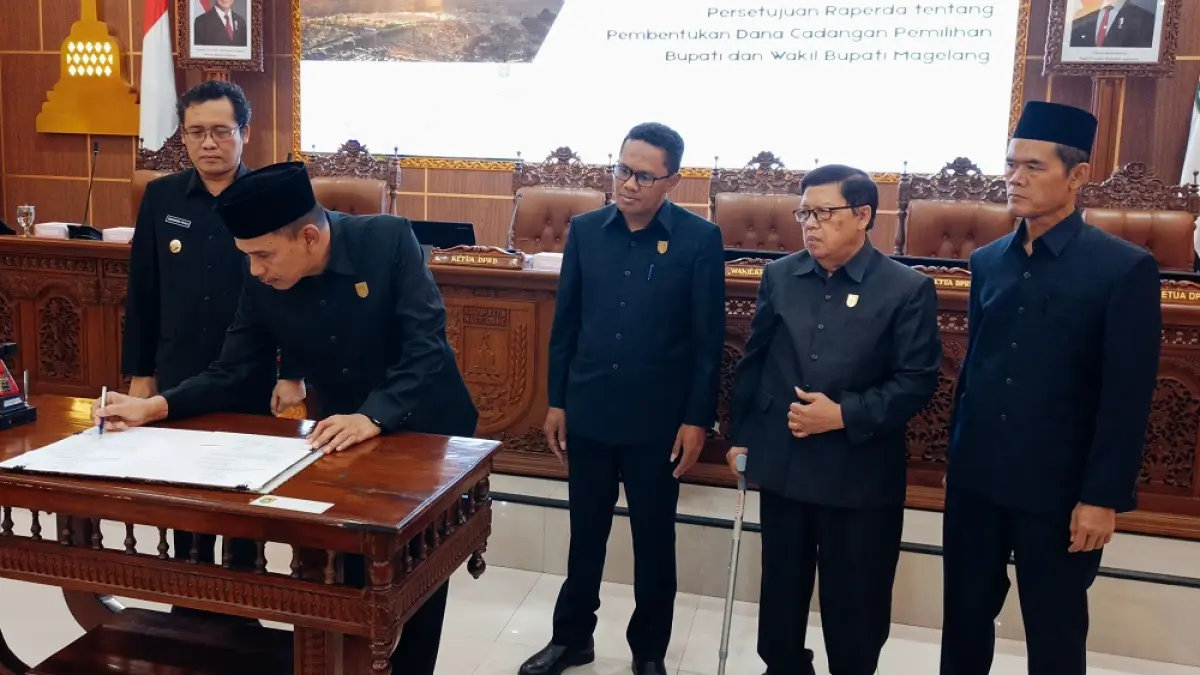Ketua DPRD Kabupaten Magelang Sakir menandatangani persetujuan Pembentukan Dana Cadangan Pemilihan Bupati dan Wakil Bupati yang telah dibahas dan disetujui dalam Rapat Paripurna, Senin (15/6/2026). &nbsp;&nbsp;(ROFIK SYARIF/ JAWA POS RADAR MAGELANG)