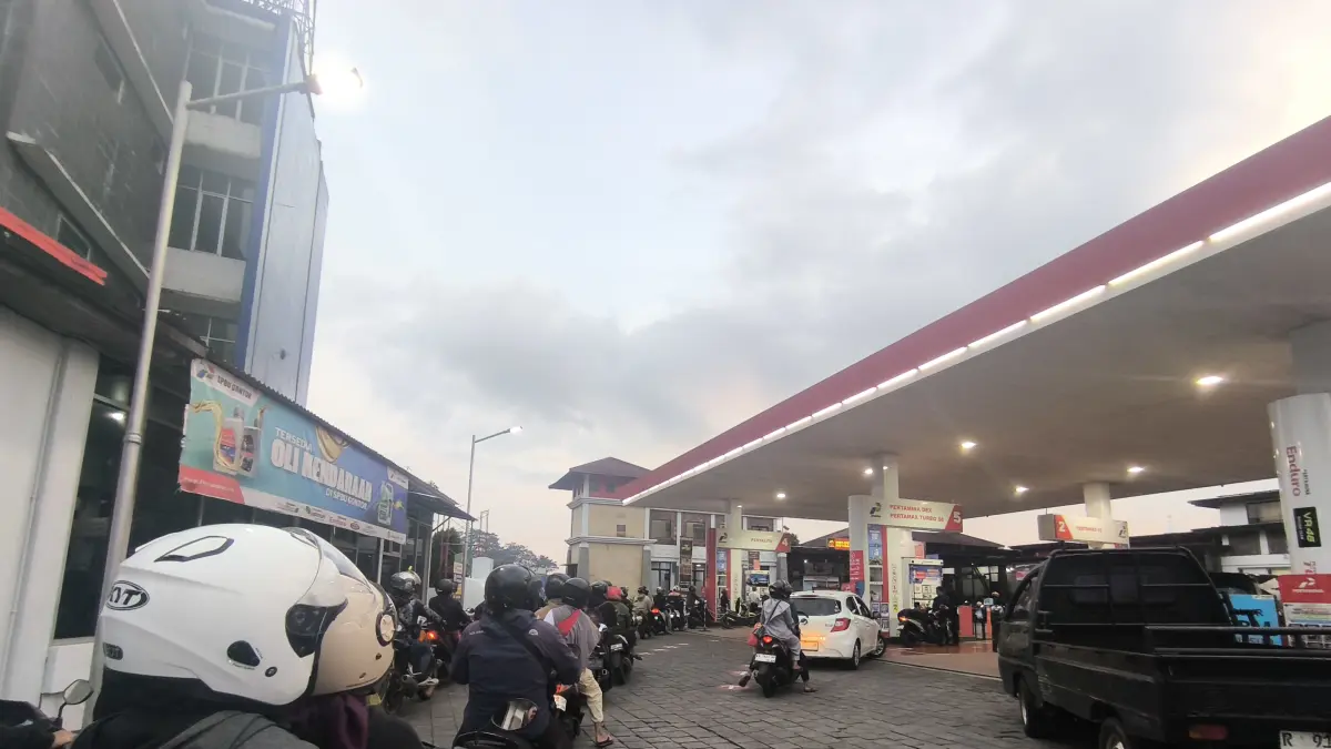 Konsumen mengantre pembelian Pertalite di SPBU di Wonosobo, Senin (15/6/2026). (Istimewa)