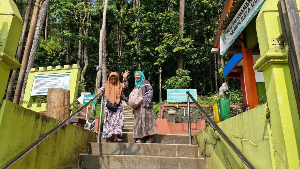 Malam 1 Sura banyak warga yang datang ke Gunung Tidar Kota Magelang untuk ngalap berkah. (PUPUT PUSPITASARI/JAWA POS RADAR MAGELANG)