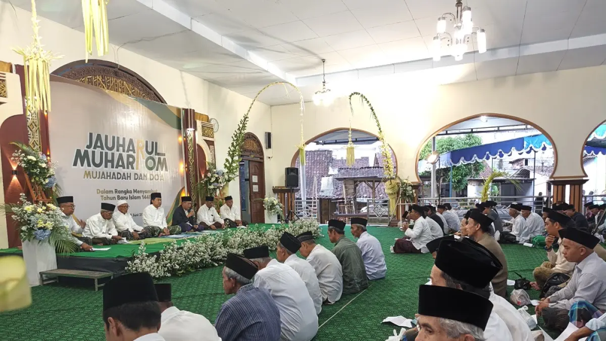 Ratusan warga saat mengikuti tradisi Jauharul Muharom, sebuah agenda doa bersama dan mujahadah dalam rangka menyambut Tahun Baru Islam 1 Muharam 1448 Hijriah di Langgar Al-Mujahidin, Tegalrejo, Kabupaten Magelang, Senin sore. (ROFIK SYARIF/JAWAPOS RADAR MAGELANG)