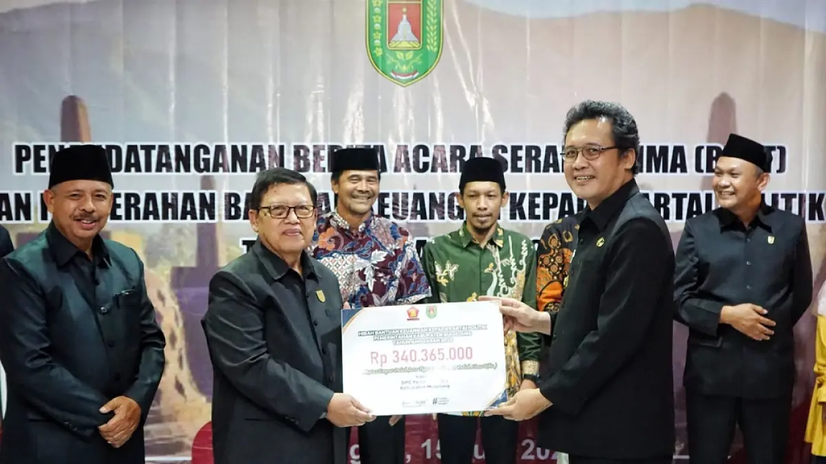 Bupati Magelang Grengseng Pamuji menyerahkan bantuan keuangan parpol kepada Ketua DPC Partai Gerindra Kabupaten Magelang Soeharno.