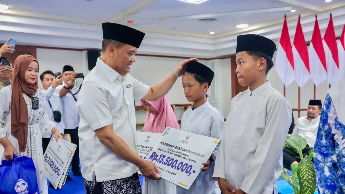 Gubernur Ahmad Luthfi menyerahkan sertifikat tanah wakaf kepada nadzir se-Jawa Tengah di Gedung Gradhika Bhakti Praja, Semarang Selasa (16/6/2026).