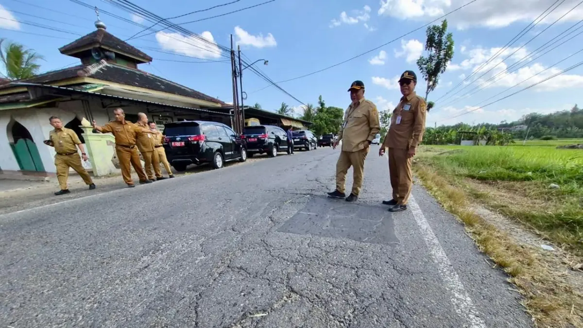 Kepala DPUPR Provinsi Jawa Tengah Henggar Budi Anggoro mengecek ruas jalan Ngadirojo-Giriwoyo Wonogiri didampingi Kepala Dinas DPUPR Wonogiri Prihadi Ariyanto, Senin (15/6/2026). (Istimewa)