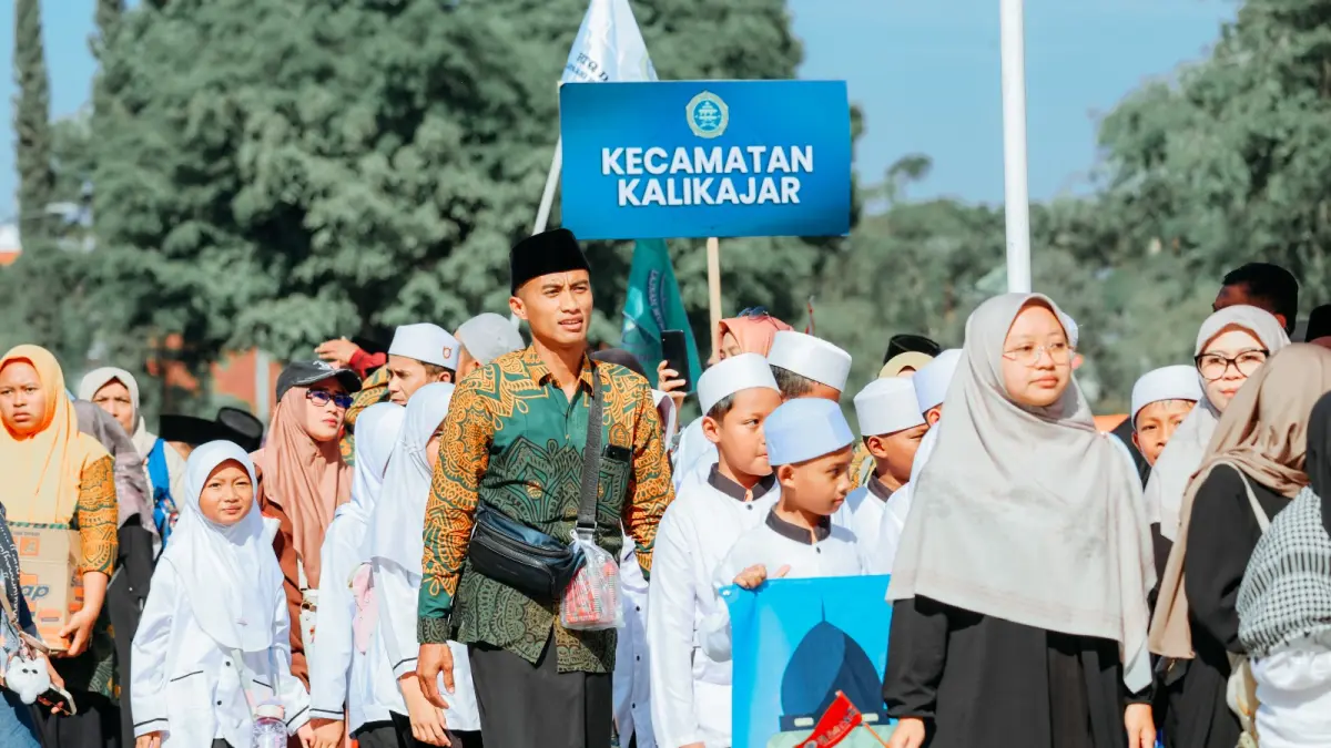 Para santri dari TPQ di Kabupaten Wonosobo menyemarakkan 1 Muharram di Alun-alun Wonosobo, Selasa (16/6/2026). (Prokompim Setda Wonosobo for Jawa Pos Radar Magelang)