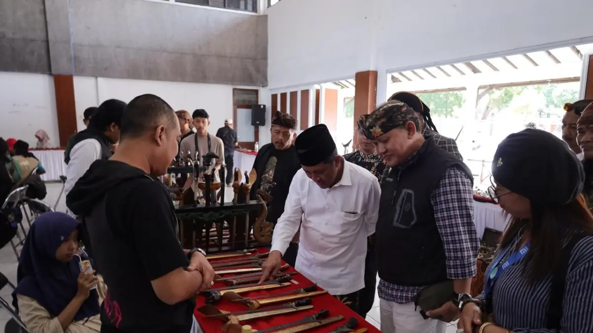 Sejumlah keris, barang antik dan batu mulia dipamerkan di Sasana Adipura Kencana, Selasa (16/6/2026). (Diskominfo Wonosobo for Jawa Pos Radar Magelang).