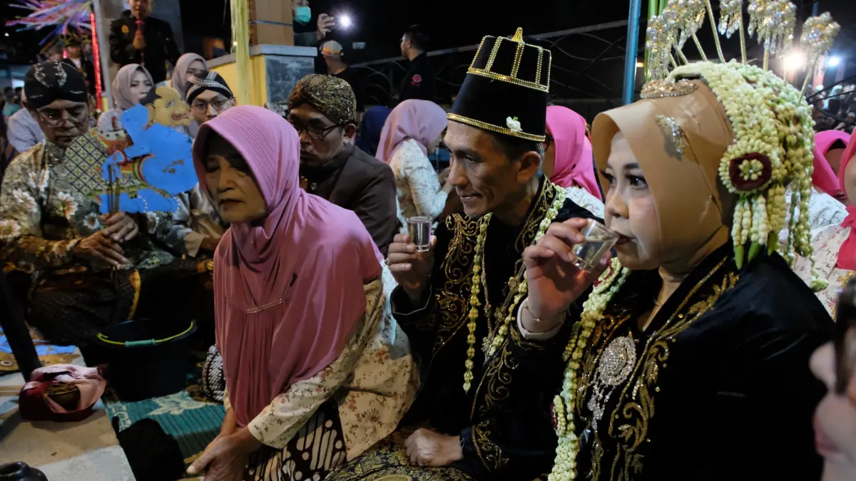 Tradisi Manten Lurah Traji di Desa Traji, Parakan, yang diselenggarakan setiap malam satu Suro (15/6/2026). (Istimewa)

