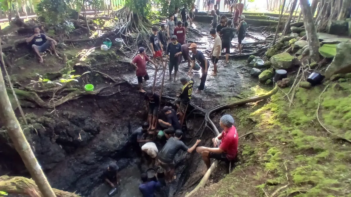 Warga Ngabean gotong royong membersihkan Sumur Blandung, Selasa (16/6/2026). (Devi Khofifatur Rizqi/Jawa Pos Radar Magelang).
