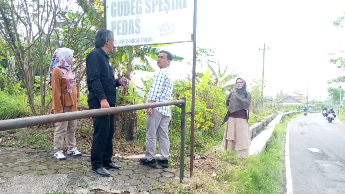 Komisi B DPRD Temanggung menemukan drainase yang lebih tinggi dibanding bahu jalan dan membahayakan di ruas Jalan Muntung-Jumprit. (Istimewa)