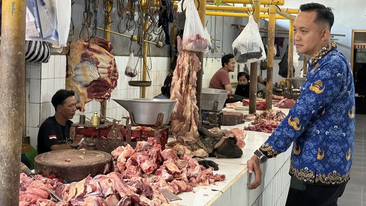 Pedagang daging sapi di Pasar Kliwon Temanggung saat menunggu pembeli di lapaknya, Rabu (17/6/2026). (Devi Khofifatur Rizqi/Jawa Pos Radar Magelang)