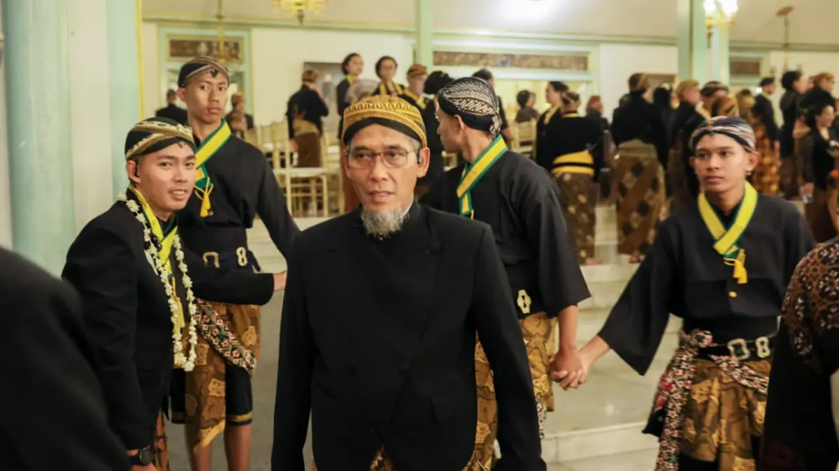Sekretaris Daerah Provinsi Jawa Tengah, Sumarno menghadiri prosesi Kirab Pusaka Malam 1 Suro di sekitar Pura Mangkunegaran, Surakarta, Selasa (16/6/2026). (istimewa)