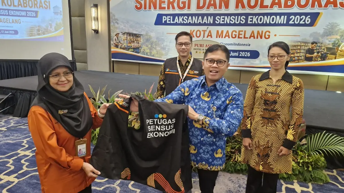 Wali Kota Magelang Damar Prasetyono dan Kepala BPS Kota Magelang Nurul Choiriyati menunjukkan atribut resmi yang dipakai petugas Sensus Ekonomi 2026, Rabu (17/6/2026). (PUPUT PUSPITASARI/JAWA POS RADAR MAGELANG)
