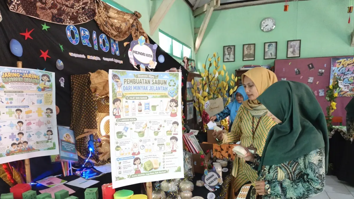 Festival sain dan seni SD Negeri Potrobangsan 3 Kota Magelang dimeriahkan oleh pameran hasil karya anak. (ROFIK SYARIF GP/JAWA POS RADAR MAGELANG)

&nbsp;