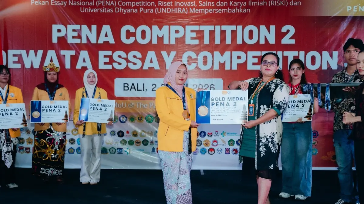 Mahasiswa Prodi Matematika Untidar menerima piala kejuaraan di ajang Pekan Essay Nasional 2 di Bali pada 2-3 Mei 2026. (Istimewa)