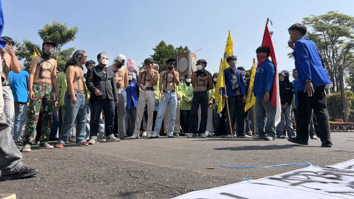 Mahasiswa Temanggung menyamoaikan aspirasinya di depan kantor bupati pada Kamis (18/6/2026).(Devi Khofifatur Rizqi/Jawa Pos Radar Magelang)