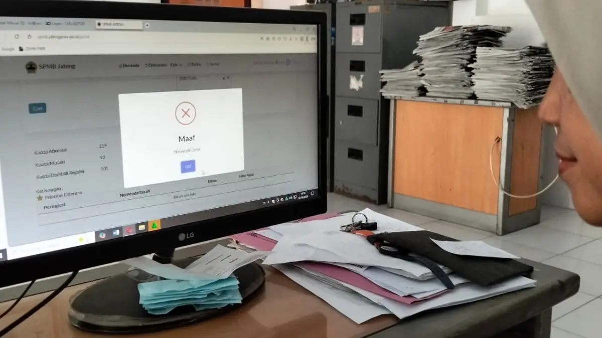 Orang tua calon murid memantau jurnal SPMB Jateng SMA/SMK negeri dari komputer menjelang penutupan pendaftaran, terpantau sistemnya error, pada Kamis (18/6/2026) menjelang penutupan pendaftaran. (Ima Chafid/Jawa Pos Radar Magelang)