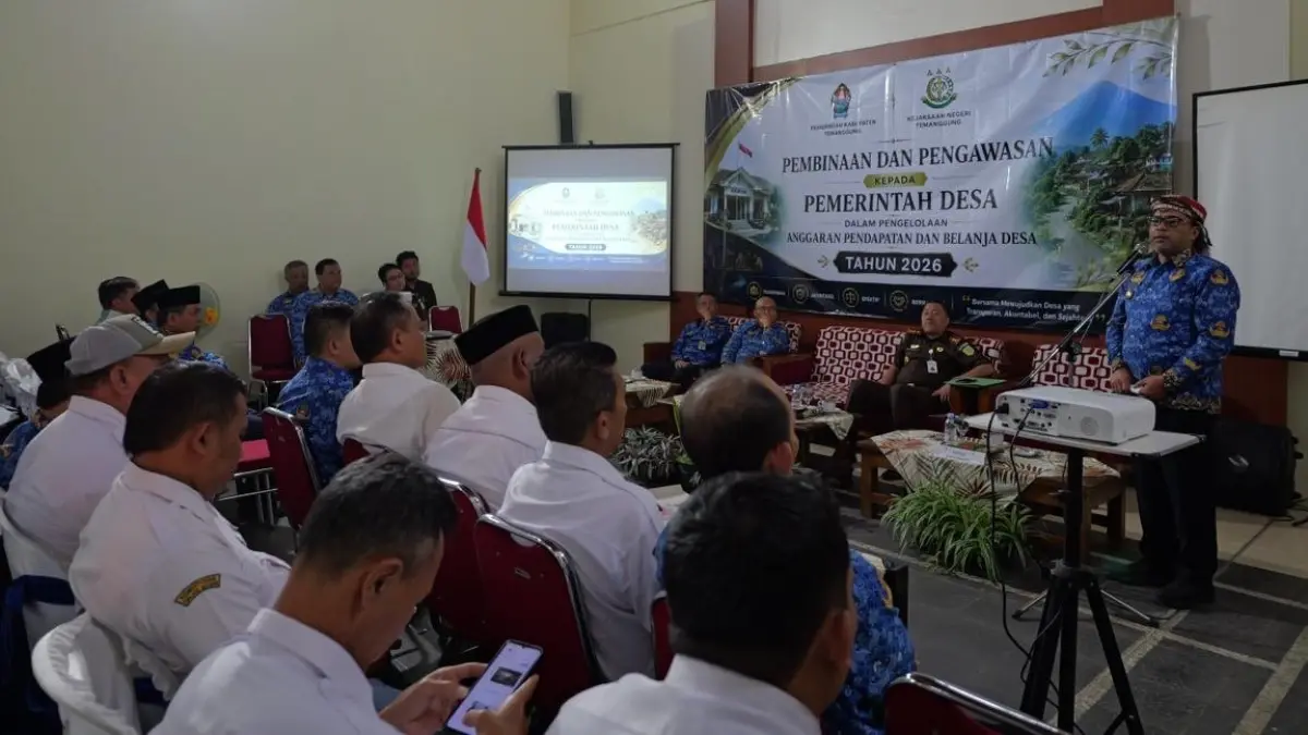 Pembinaan pengelolaan APBDes di Balai Desa Gunung Gempol, Jumo, Temanggung, Kamis (18/6/2026). (Prokompim Temanggung for Jawa Pos Radar Magelang)

