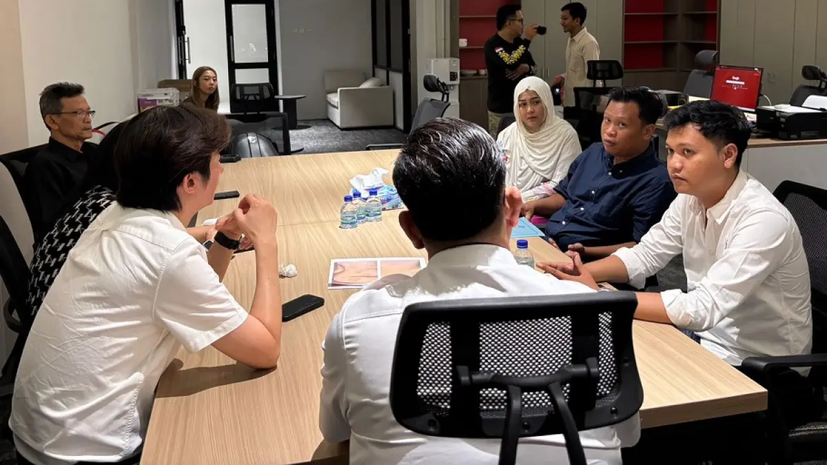 Ibu korban (R) meminta keadilan kepada DPRD Kota Semarang karena anaknya (KA) mengalami luka memar di lebih dari 8 titik tubuh akibat kekerasan oleh tiga kakak kelasnya di sebuah SMP swasta, serta kecewa karena pihak sekolah terlambat memberikan laporan.