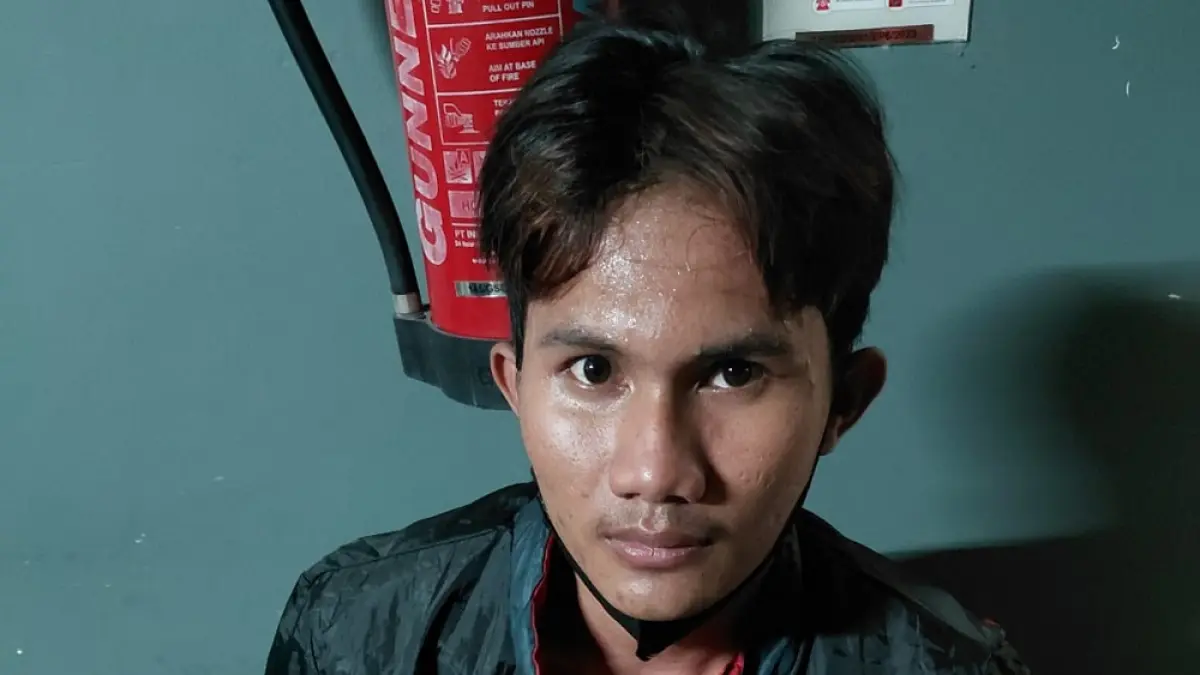 Terduga pelaku MF diamankan di pos keamanan kampus Unnes sebelum akhirnya dibawa ke kantor polisi.