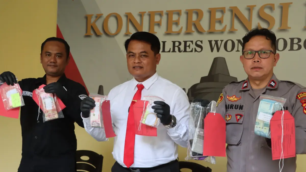 Kasatreskrim Polres Wonosobo AKP Arif Kristiawan bersama jajaran menunjukkan barang bukti kasus tindak pidana pemalsuan, penggelapan, dan pencurian yang menimpa seorang lansia, Mien Sri Wahyuni. (istimewa). 