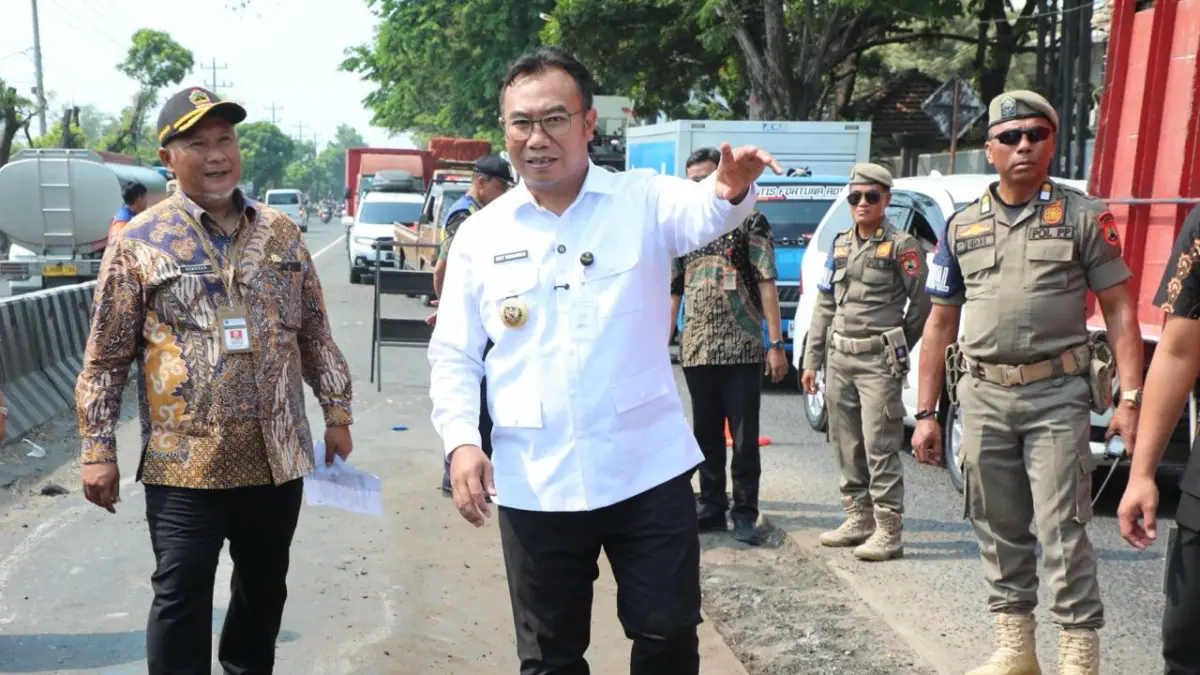 Kepala Dinas Pekerjaan Umum dan Penataan Ruang (DPUPR) Jawa Tengah Henggar Budi Anggoro bersama Bupati Sragen, Sigit Pamungkas meninjau kondisi Jalan Sukowati dan ruas Galeh-Ngrampal, Kamis (18/6/2026). (Istimewa)