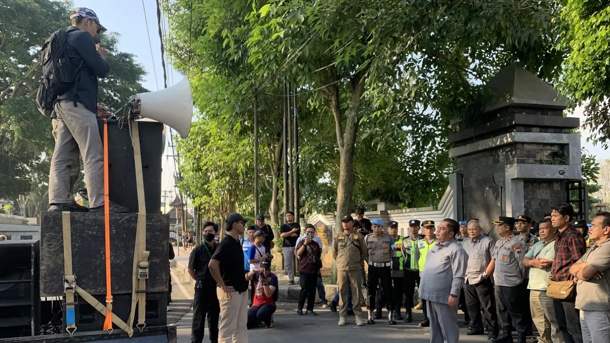 Ketua DPRD Temanggung Yunianto bersama jajaran menerima para pendemo yang menyampaikan suaranya di depan kantor DPRD. (Devi Khofifatur Rizqi/Jawa Pos Radar Magelang).