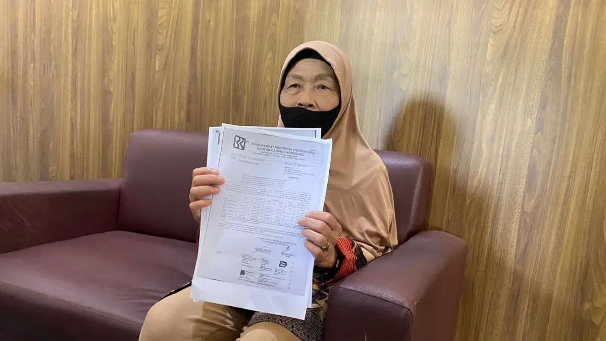 Mien Sri Wahyuni menunjukkan dokumen perbankan. Ia mendadak ditagih utang dari bank yang dia sendiri mengaku tidak pernah mengajukan kredit. (Sigit Rahmanto/Jawa Pos Radar Magelang).