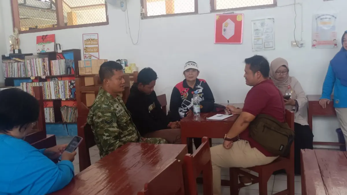  Pelaku yang juga suami korban, Ferisal, 29, (baju hitam) saat diamankan.