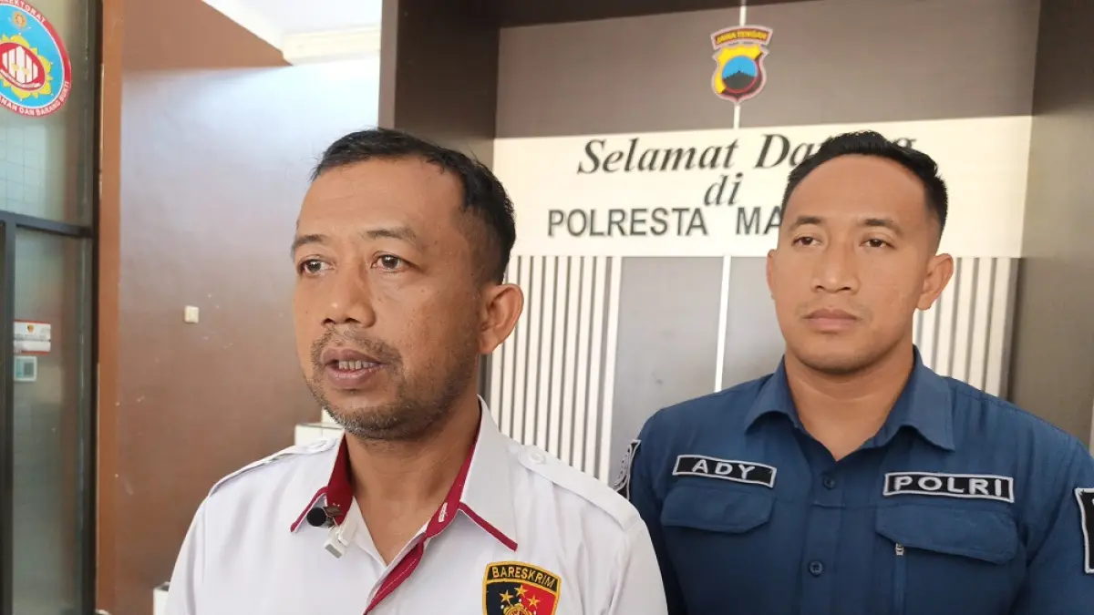 Wakasat Reskrim Polresta Magelang AKP Toyib Riyanto didampingi Ps. Kasi Humas Polresta Magelang IPDA Ady Lilik Purbianto. (ROFIK SYARIF GP/JAWA POS RADAR MAGELANG)